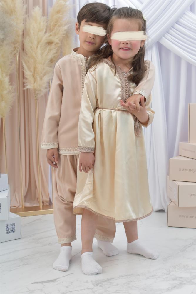 Grauweißes Kaftan-Kleid für kleines Mädchen