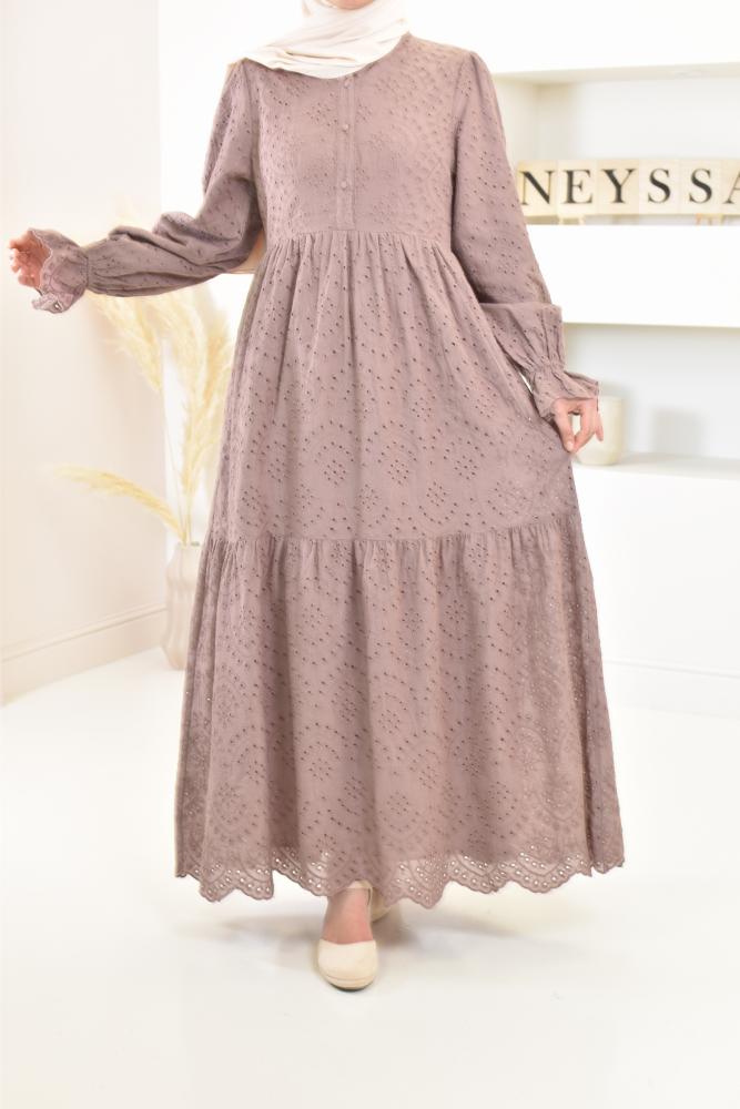 Langes Kleid aus Baumwolle mit englischer Stickerei in Taupe
