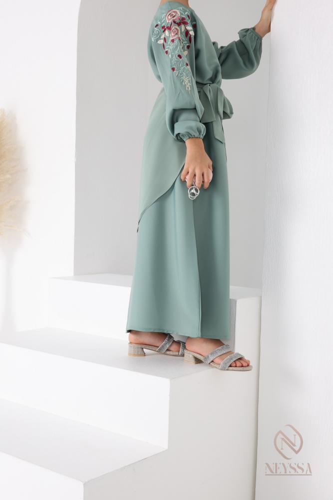 Abaya girl Dubai RAYHANA green